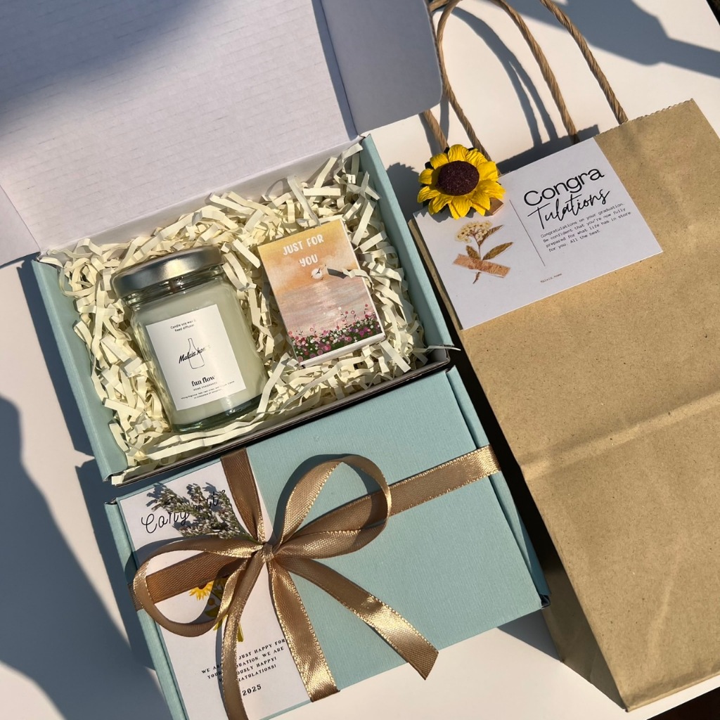 Gift Box G55 ของขวัญเทียนหอม กล่องสีฟ้า พร้อมถุงกระดาษ ตรีมทานตะวัน ของขวัญรับปริญญา ปัจฉิม
