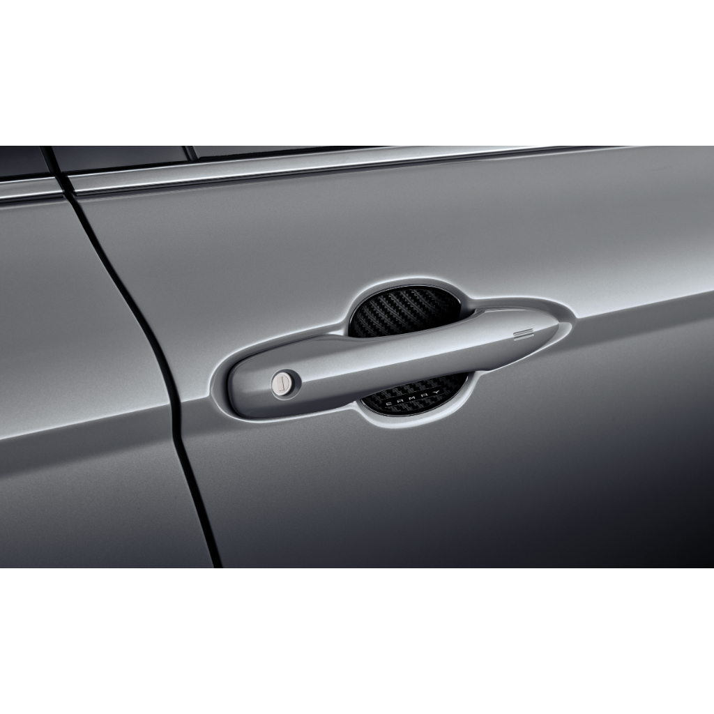 893. (ของแท้) PC168-06003 กรอบรองที่จับประตูลายเคฟล่า New Camry ปี2024 /เบิกศูนย์