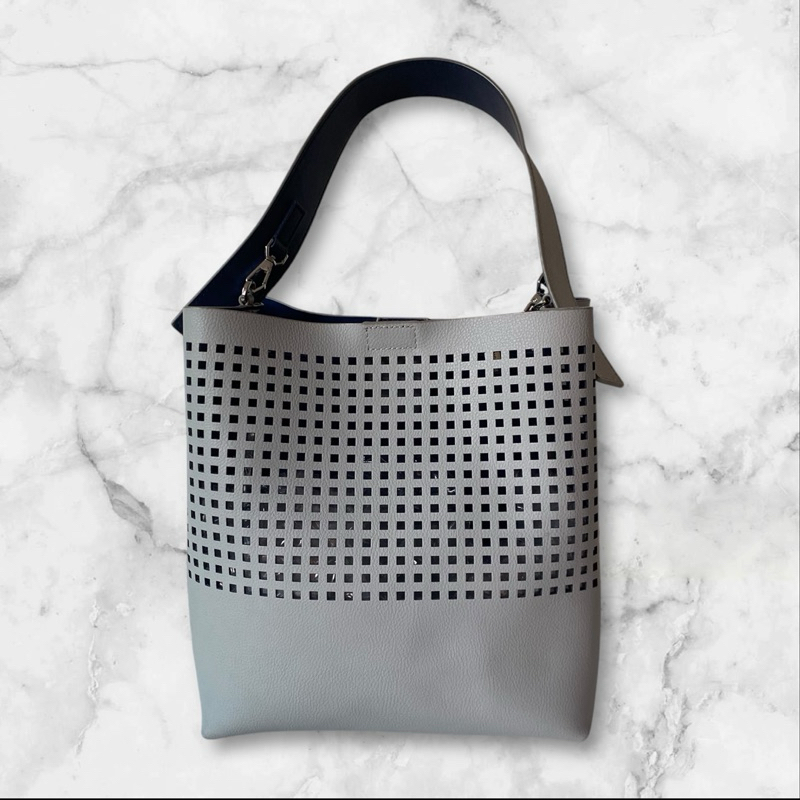 Nicole Miller กระเป๋าถือลายฉลุสีเทา