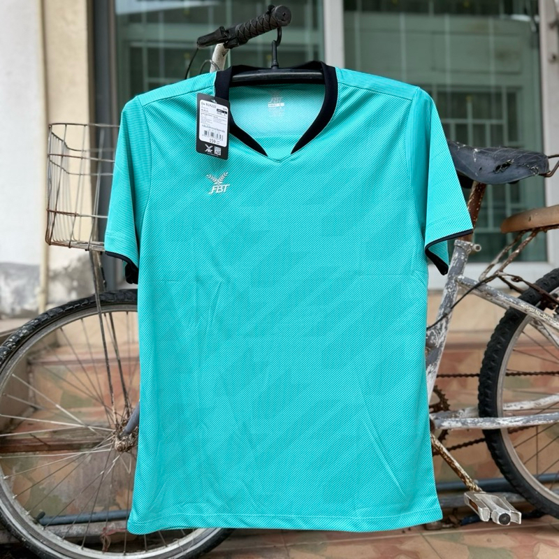 เสื้อกีฬา คอวี FBT B2A222 คอเย็บปกเสริม พิมพ์ลาย ผ้าไมโคร ผ้า มัน นุ่ม ลื่น