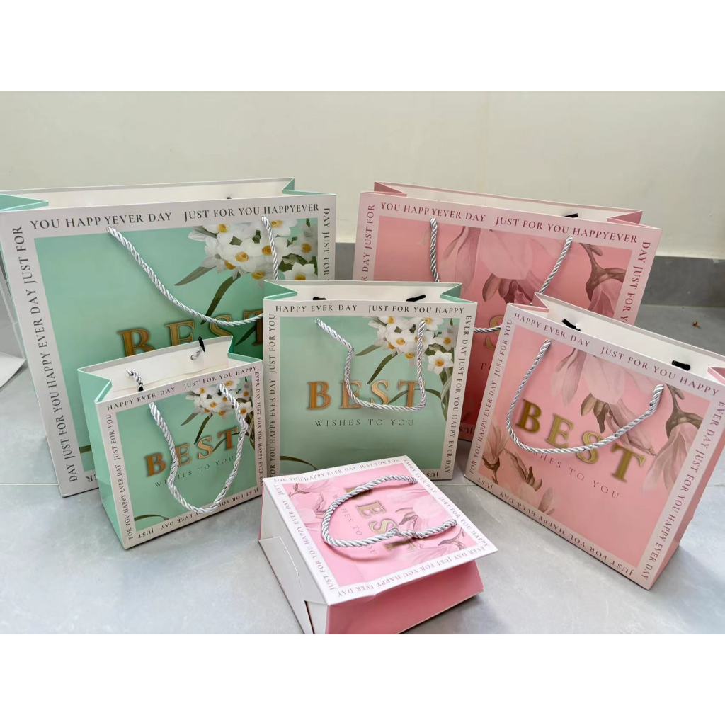 ถุงกระดาษ ถุงของขวัญ ลายดอกไม้ หูหิ้วเกลียวเชือก มี 3 ขนาด