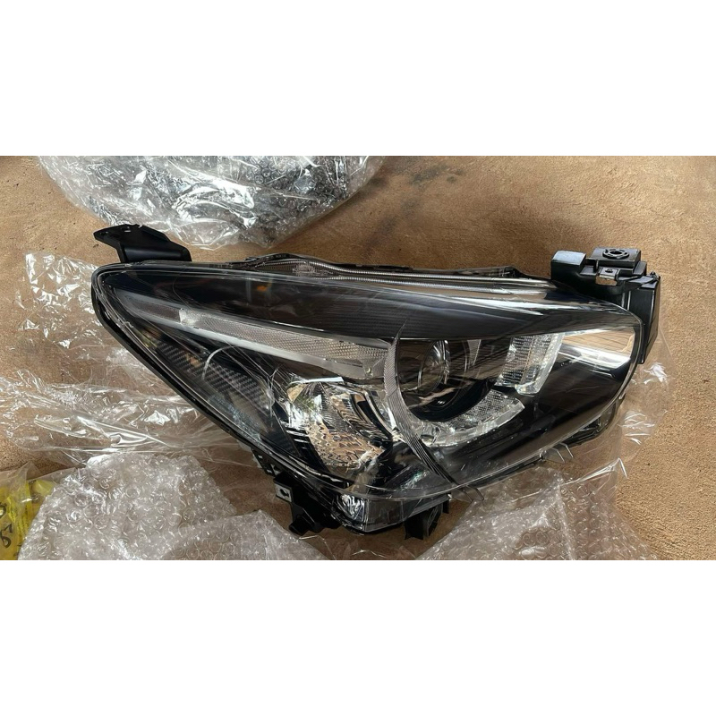 ไฟหน้ามาสด้า 2 สกาย Mazda2 Sky Active ข้างขวา (ฝั่งคนขับ)