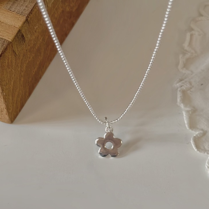 Suwann.na สร้อยคอ สร้อยคอเงินแท้ สร้อยจี้ดอกไม้