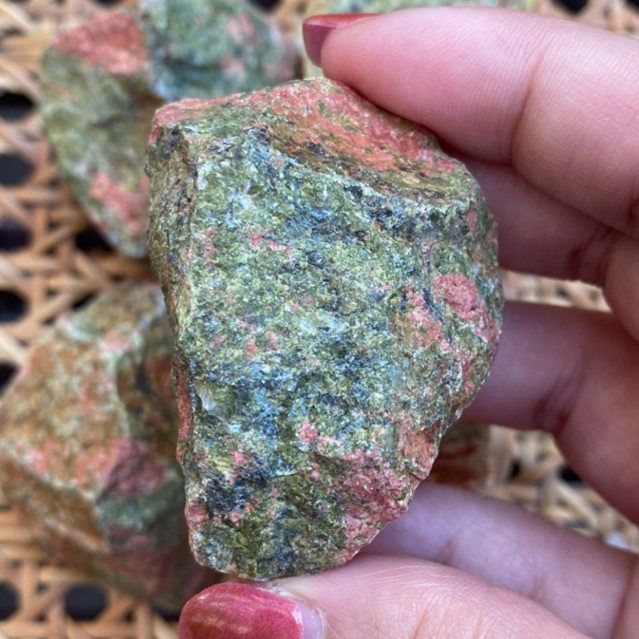 Unakite ยูนาไคต์ดิบ สวยมาก มักถูกเรียกว่า หินถูกหวย/หินแห่งโชคลาภ เป็นหินที่มีพลังในการดึงดูดทรัพย์สินโชคลาภ มาแบบฟลุ๊คๆ