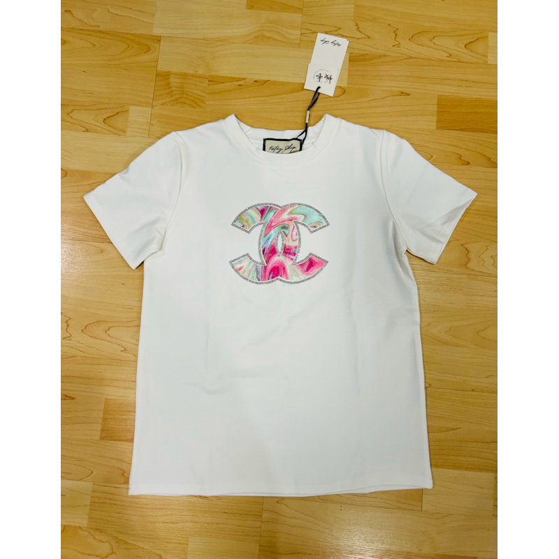 ✅มือ1✅ เสื้อยืดสีขาวปักเพชรลายผ้าทอ ชา แนล ป้าย KT