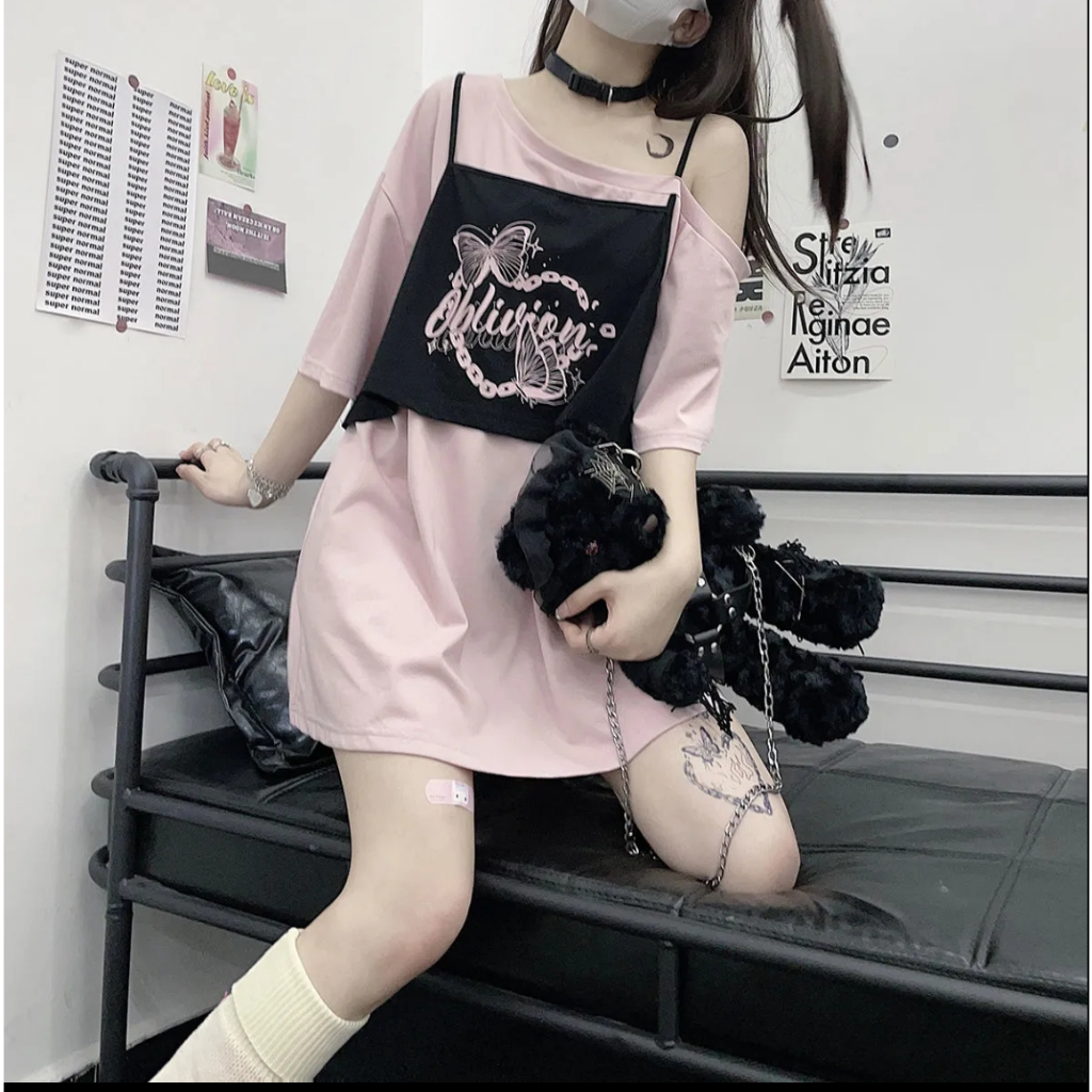 พร้อมส่ง เสื้อเชิ้ตแขนยาวพิมพ์ลายการ์ตูนน่ารักสีชมพูแฟชั่นญี่ปุ่น + กระโปรงเอี๊ยมเอวสีดำ กระโปรงทรงเอ ชุดคอสสไตล์มหาลัย