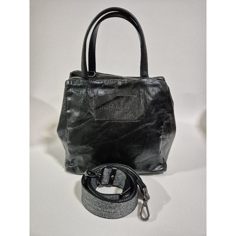 H  by  EKATRINA  Bag