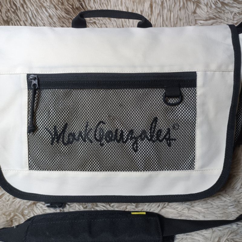 กระเป๋าสะพายหลัง Mark Gonzales