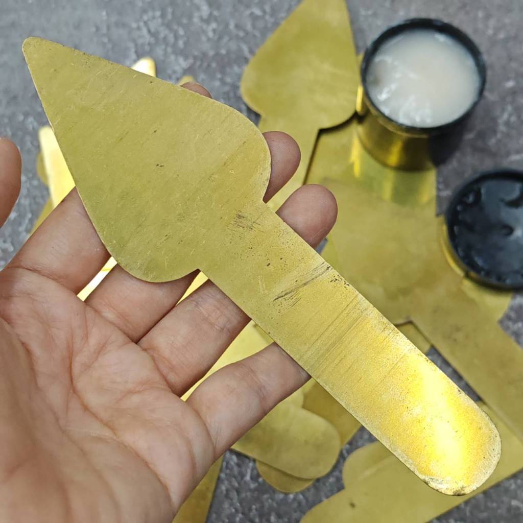 ไม้ป้ายแป้งเปียกสำกรับติดผ้าทำจากทองเหลืองรูปใบโพธิ์ ราคา 65บาทต่อ1ชิ้น