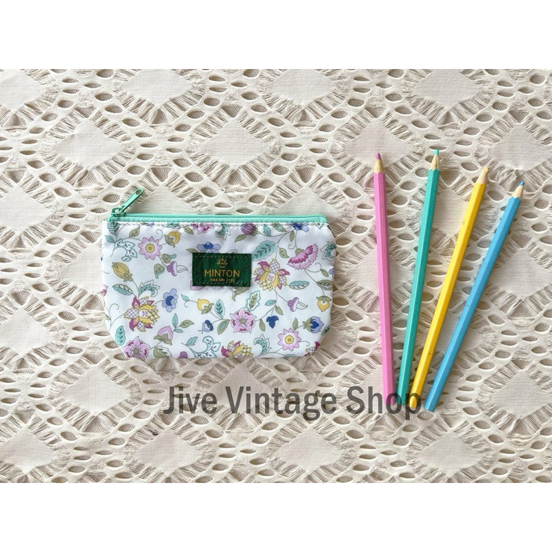 กระเป๋าจิปาถะปากซิปใบเล็ก MINTON England ลายดอกไม้ signature ของ แบรนด์ สีสวยมาก มือสอง สภาพดีจากตู้