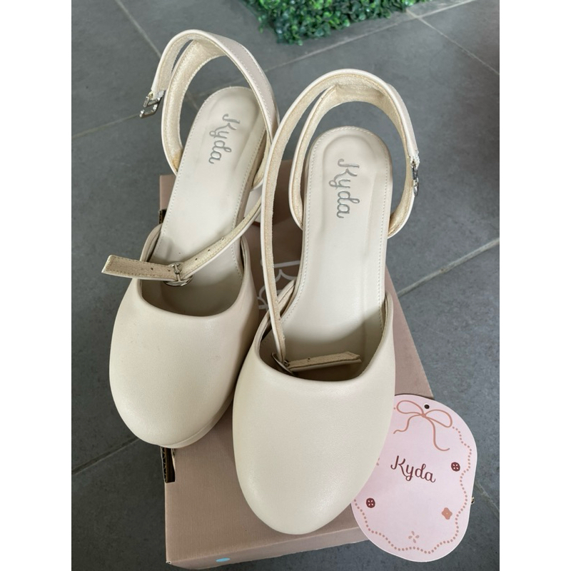 ส่งต่อรองเท้าเจ้าสาว Kyda ไซต์ 37 (สินค้ามีตำหนิ)