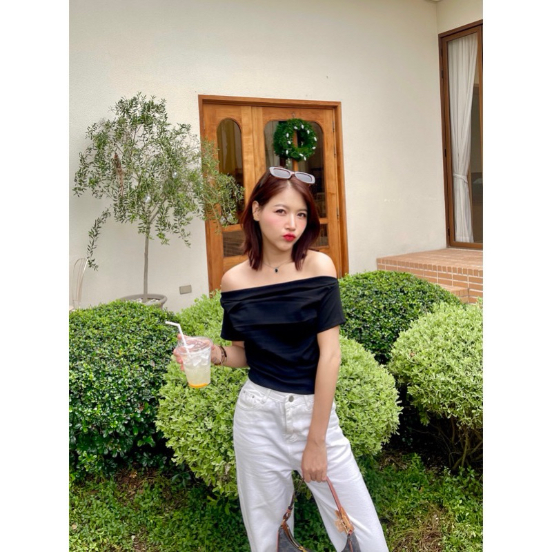 @me.instyle เสื้อปาดไหล่สีดำ 📮