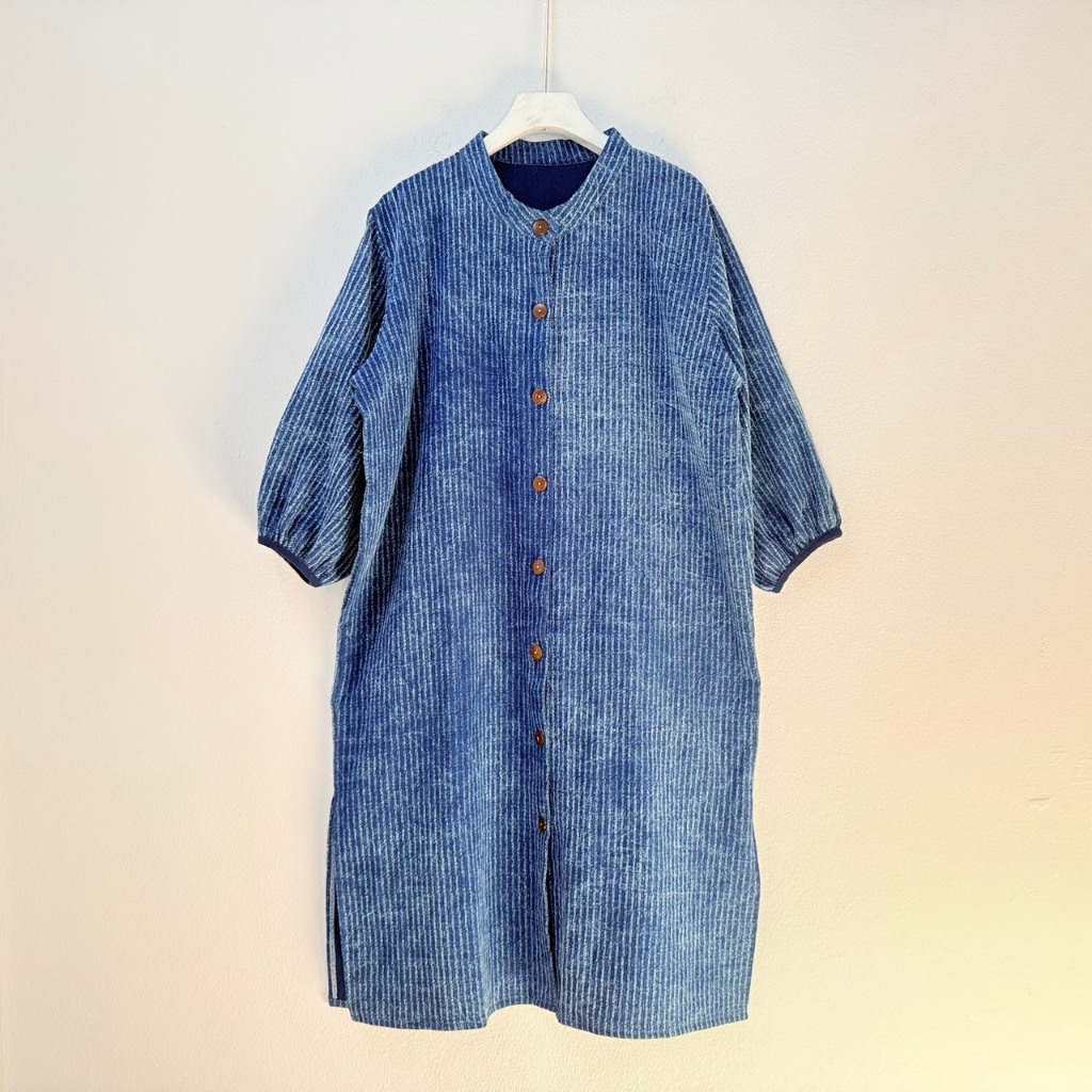 เดรสคอจีน แขนยาว ผ้าฝ้ายทอลายเส้น ย้อมสีม่อฮ่อมทำหินขัด (Stone Wash) จะใส่เป็นเสื้อคลุมก็ได้