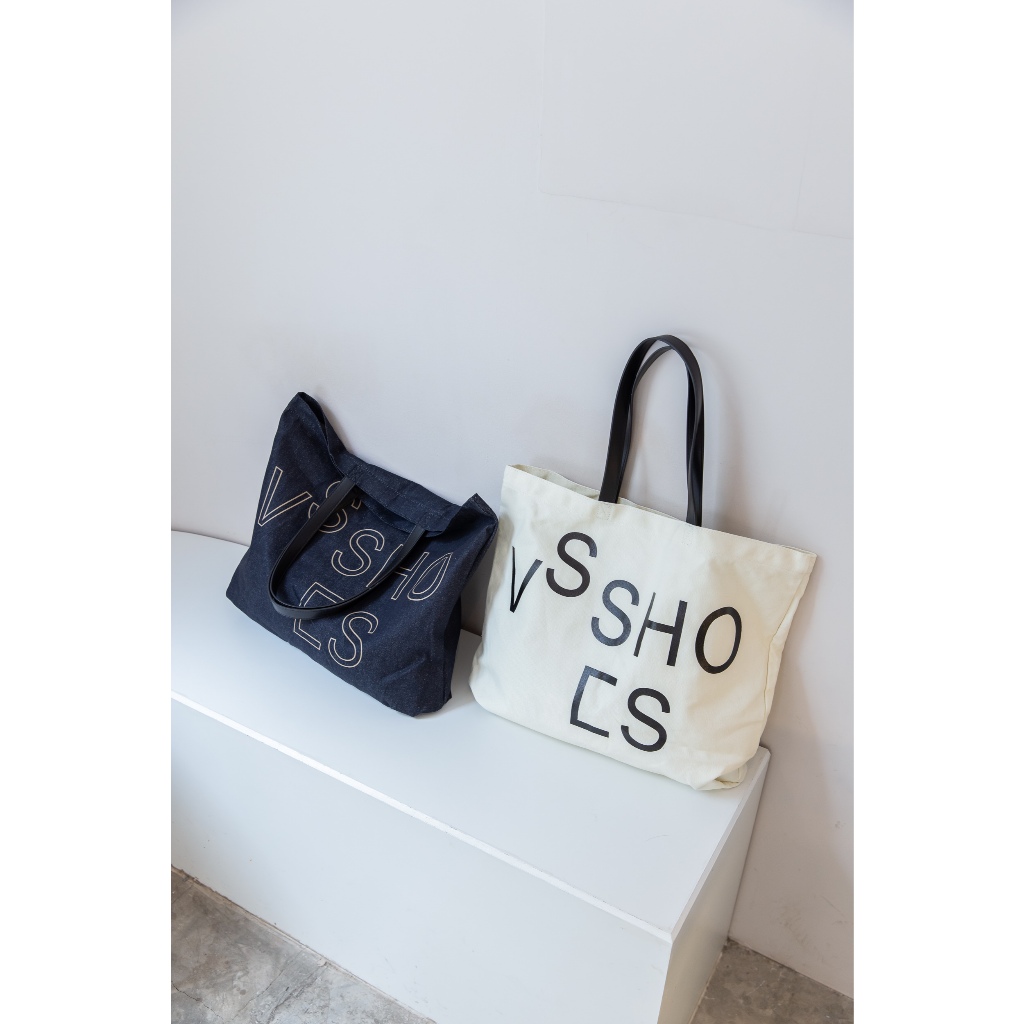 กระเป๋าสะพายไหล่ ใบใหญ่ แต่งตัวอักษร VSHOES จุของได้เยอะ