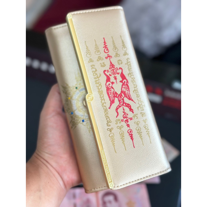 กระเป๋าสตางค์ใบยาว สีทอง ยันต์แปดทิศ สาริกาห้าแถว ยันต์เขียนมือทุกใบ สีทอง 1 ใบ