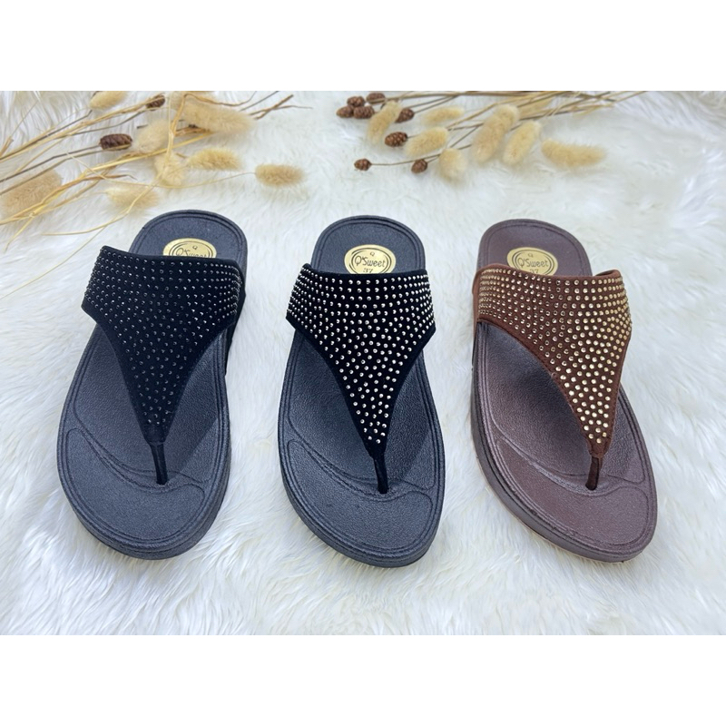 พร้อมส่ง  รองเท้าแฟชั่นผู้หญิง พื้นนิ่ม คีบเพชร