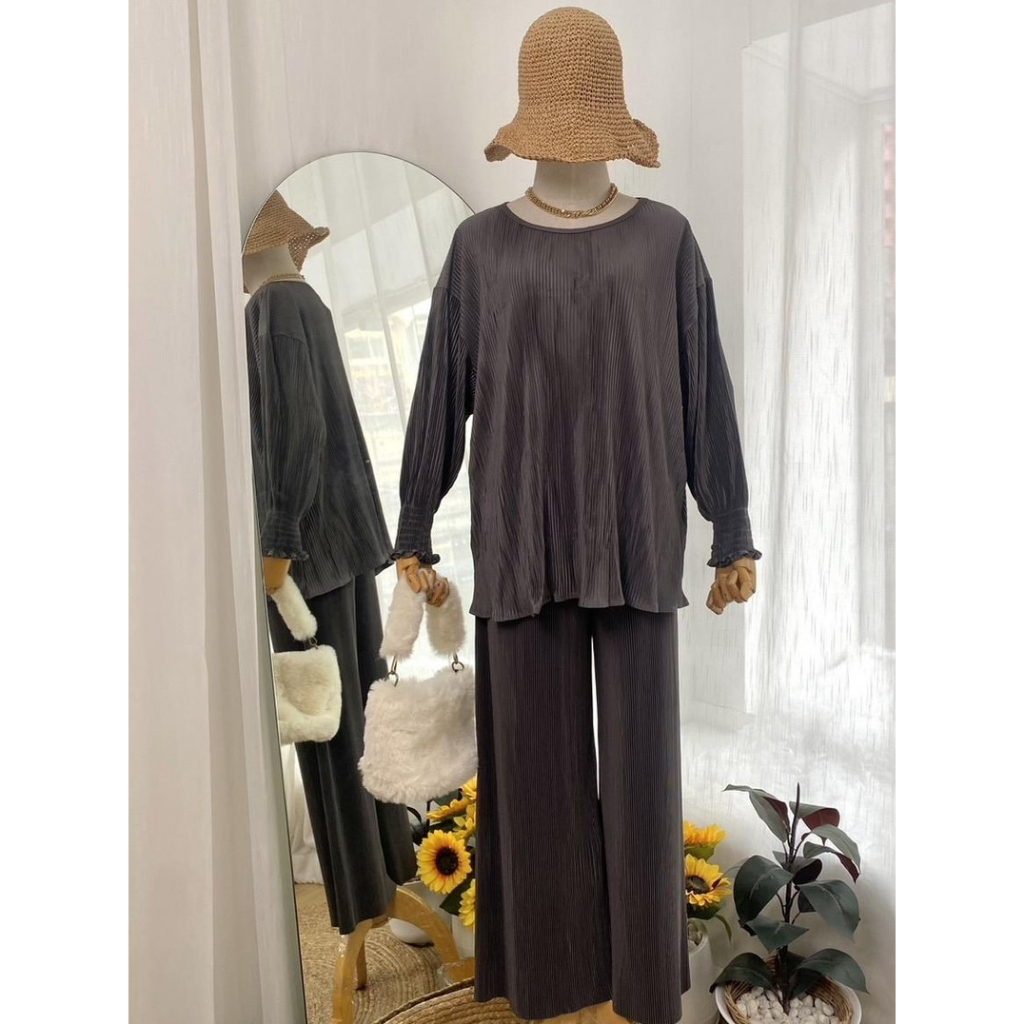 ชุดเช๊ท2ชี้น ผ้าอัดพลีทคอกลมแขนยาวจั้มชายระบายงานเสื้อตัวใหญ่ Hh124