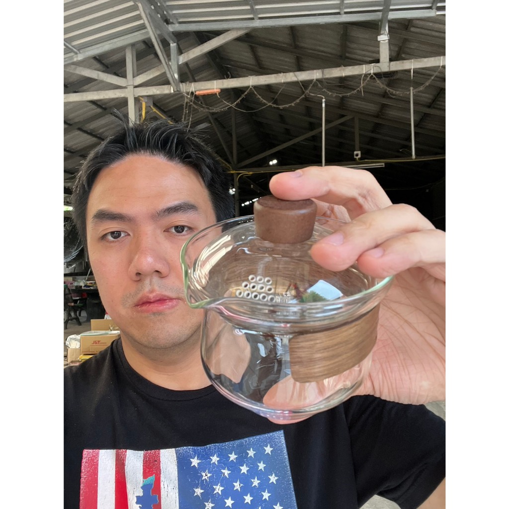 ถ้วยชงชาจีนทนความร้อนสูงข้างๆมีที่จับเป็นไม้ มีช่องสำหรับเทน้ำชาออก ถ้วยชงชาแก้วสีใส ขนาด 230ML ออกใบกำกับภาษีได้ รหัส22