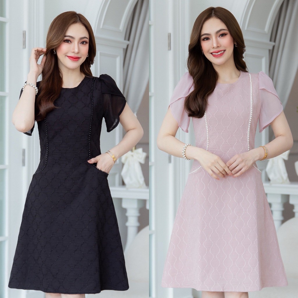 เดรสผ้าญี่ปุ่นมีเทคเจอร์สวยมิติ มาในแพทเทิร์นสวยเรียบหรู ดูดีมากๆ มีดีเทลแต่งมุก ยาวลงมาเป็นกระเป๋าหน้า ชุดนี้ผ้าสวย