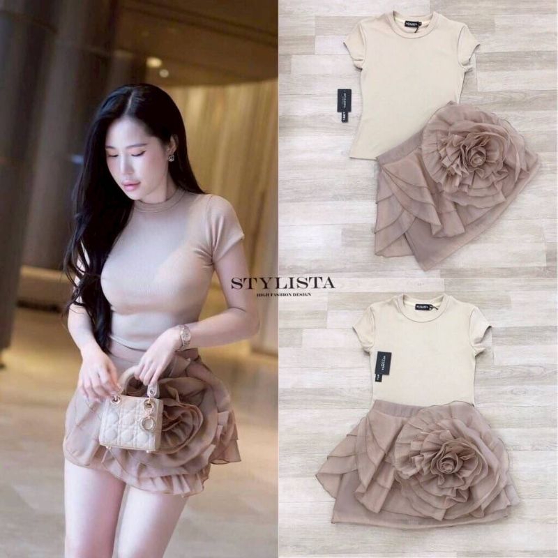 Stylista เซตเสื้อเเขนสั้น มาพร้อมกระโปรงริ้วระบาย ซับในเป็นกางเกง เเต่งดอกไม้ใหญ่ด้านหน้า