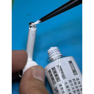 กาวสีขาว ใช้ติดหูฟัง AirPods