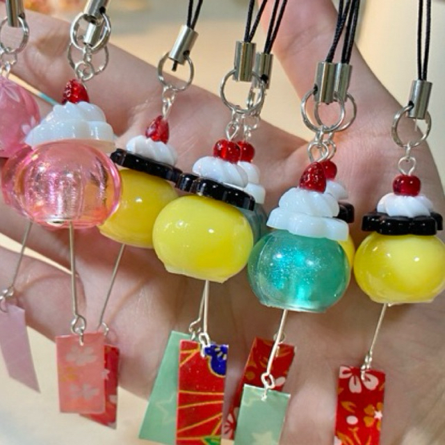 พวงกุญแจกระดิ่งลมร้านstrawberrysoup_ “Pudding & jelly wind chimes keychain”
