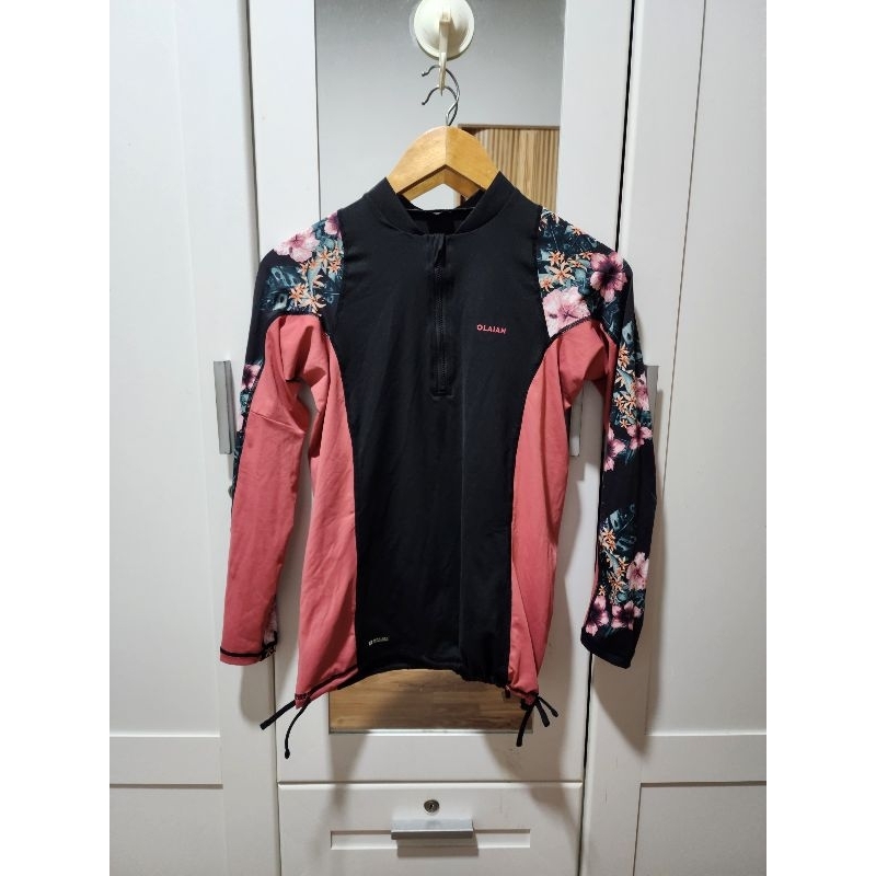SW3 : Size M [Decathlon] เสื้อว่ายน้ำแขนยาว กัน UV ลายดอกไม้ สีดำ-ชมพู