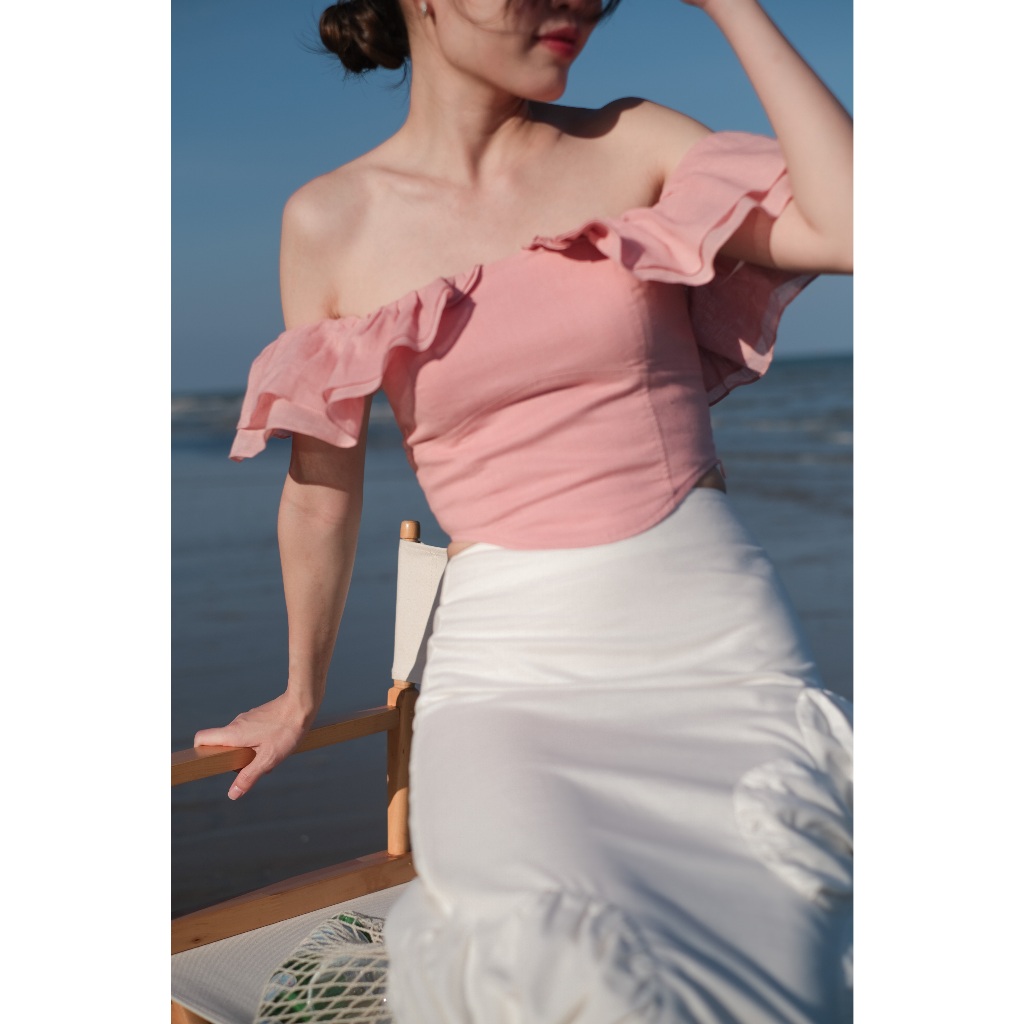 TheBlancPale : Allie top เสื้อเกาะอก ระบายแขนน่ารักมากมาก สามารถใส่แบบเอาแขนขึ้นหรือแบบเปิดไหล่นะค้า
