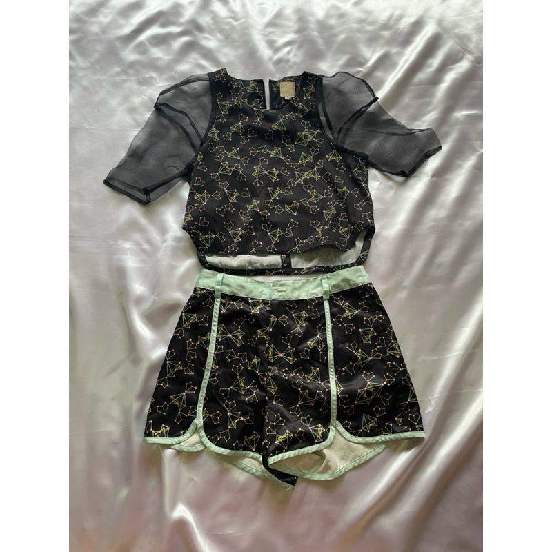 ส่งต่อชุดเซ็ต lyn around ชุดเซ็ตเสื้อกางเกงสีดำ ชุด lyn around มือสอง