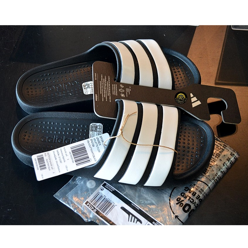 รองเท้าแตะผู้ชายแบบสวม สินค้าลิขสิทธ์แท้ Adilette Flow Slides IF4134 Core Black / Cloud White / Core