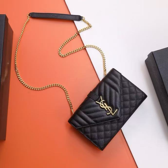 SAINT LAURENT YSL ENVELOPE กระเป๋าสะพายข้างหนังลายเกรนกระเป๋าสะพายข้าง  526286  111