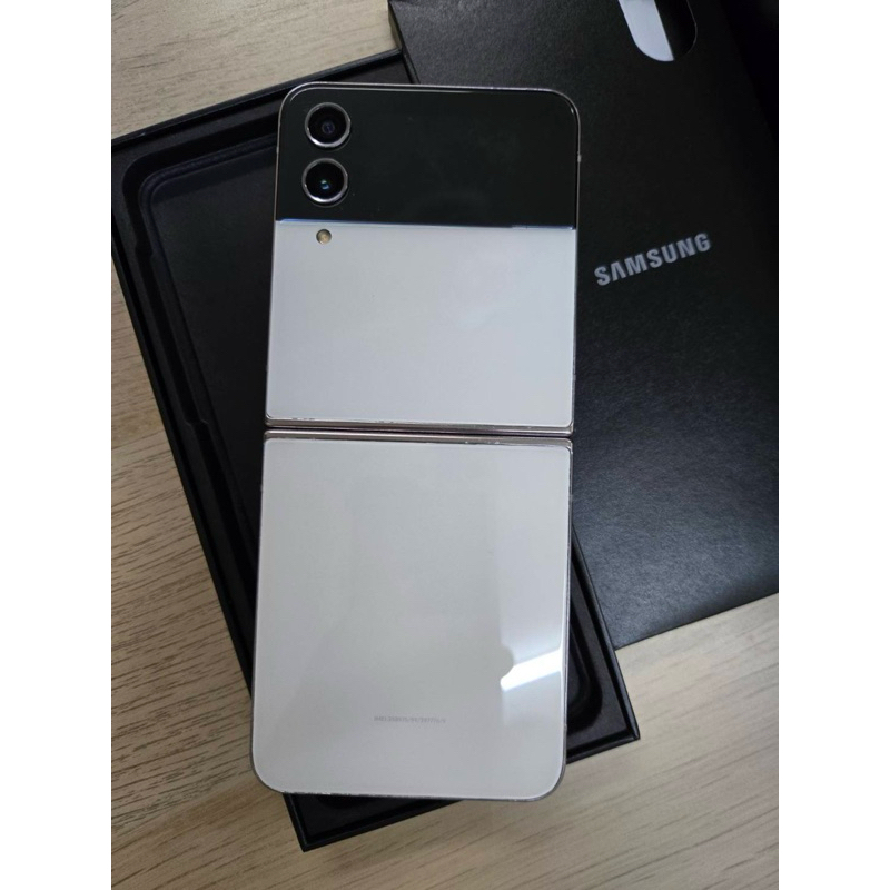 ❌ขายแล้ว Samsung Galaxy Z Flip 4 มือสอง สภาพดีมาก ใช้งานปกติทุกอย่าง เครื่องศูนย์ไทย พับ-กางลื่น กล้