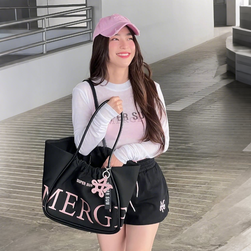MERGE A DAY BAG กระเป๋าถือ M/L💞ของแท้ 100 %💞 สินค้าพร้อมส่ง กระเป๋าถือ กระเป๋าสะพายไหล่