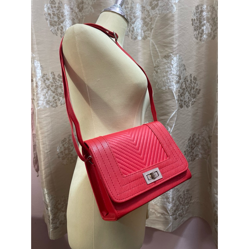 KOBO กระเป๋าสะพายหนังสีแดง