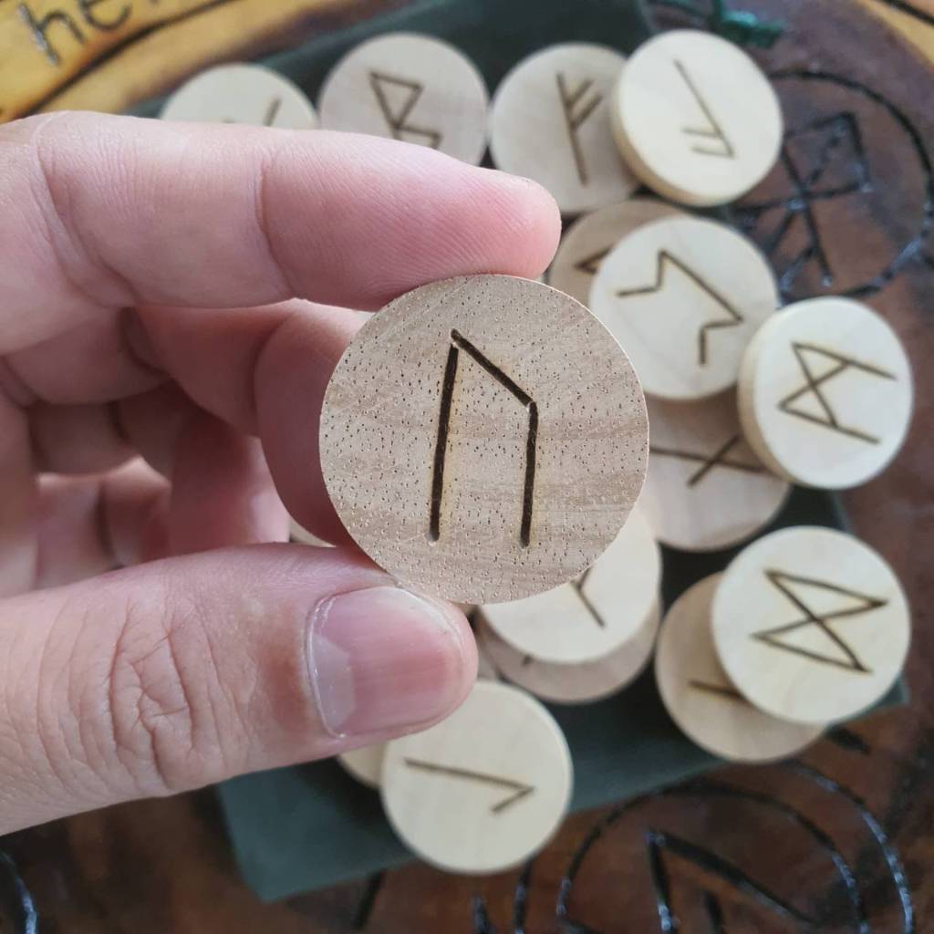 เซ็ทหนังสืออักษรรูน + หนังสือยันต์รูน + รูนไม้จารมือ 24 อักษร (ครบชุดพร้อมใช้)