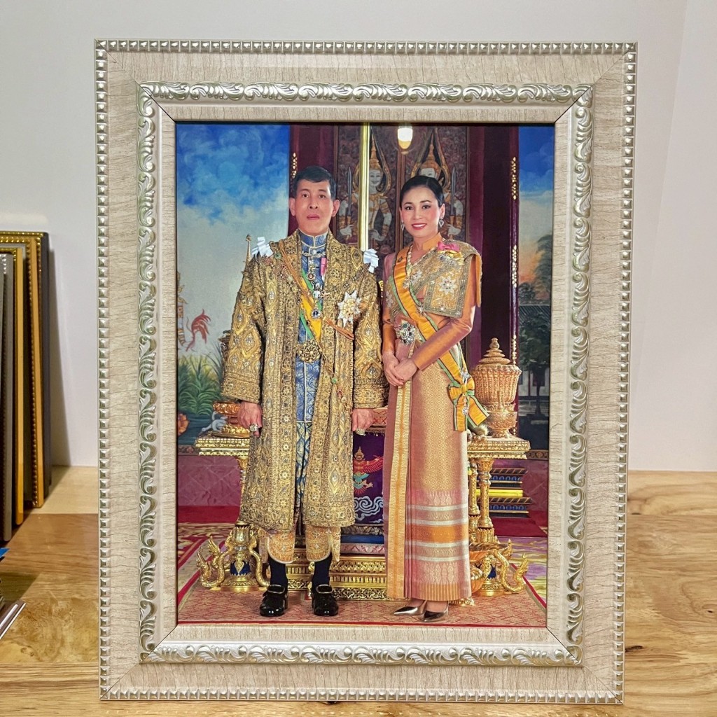 กรอบรูปภาพมงคล รัชกาลที่ 10 ขนาด 26x32 ซม. มีขาตั้งโต๊ะและหูห้อยแขวนผนัง เป็นของขวัญ ของที่ระลึก เสริมความเป็นศิริมงคล