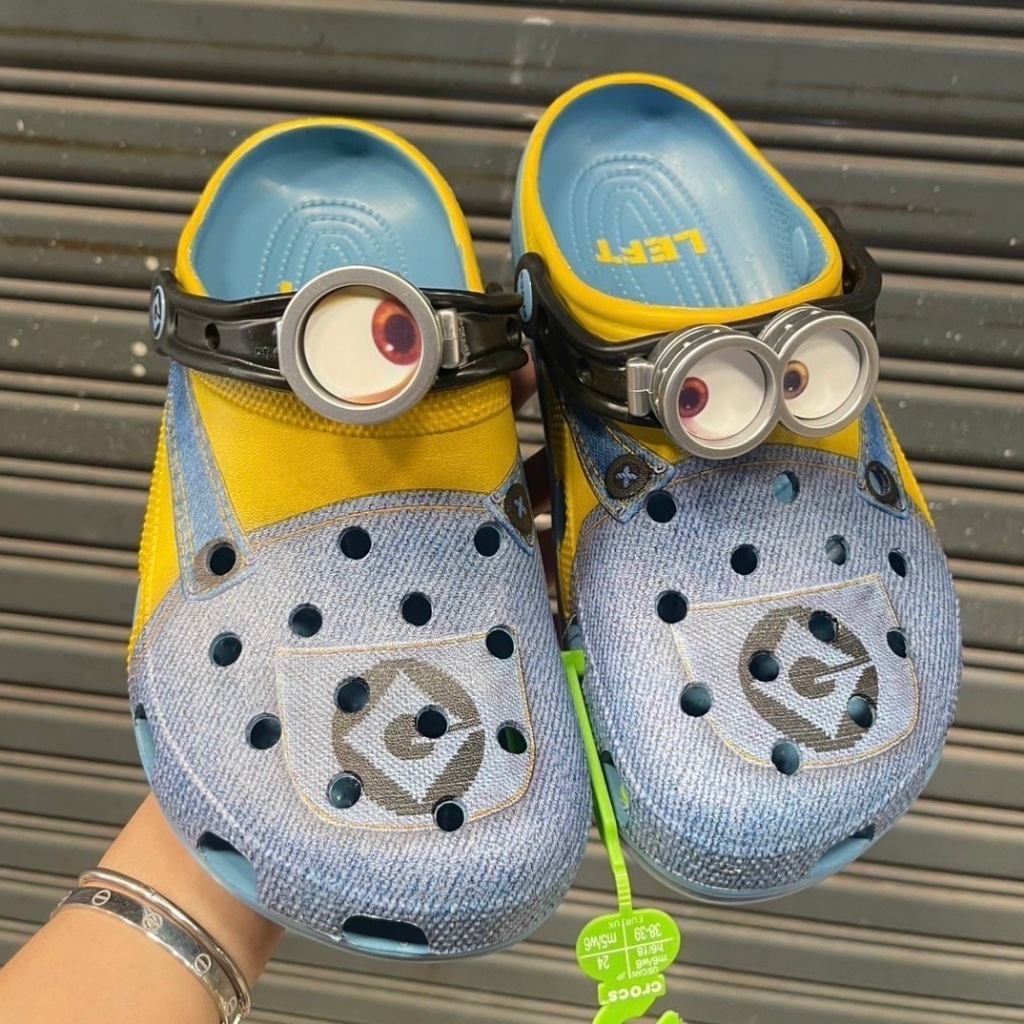 รองเท้าแตะ Crocs Classic Clog Minions แบบสวมมีลายการ์ตูนน่ารักมีไซส์ M4--M7 พร้อมส่งนิ่มใส่สบาย