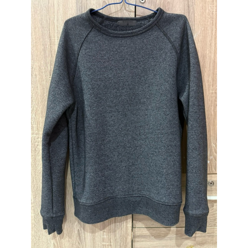 เสื้อกันหนาว Giordano สีเทาเข้ม เรียบเท่ สภาพใหม่เนื้อดี