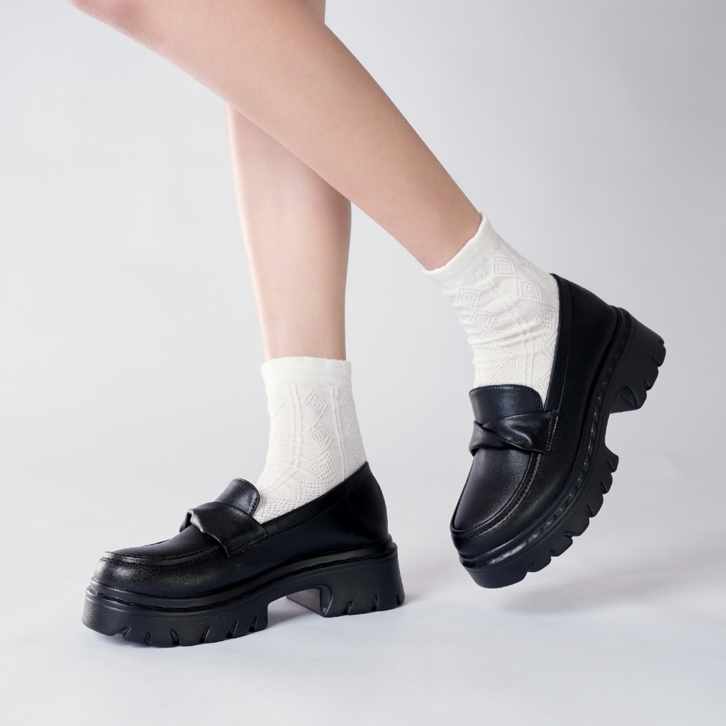 Mellowco รองเท้าโลเฟอร์วีแกนคาดหน้าทวิสต์ Loafer รุ่น Call Me Iris M1-D5001