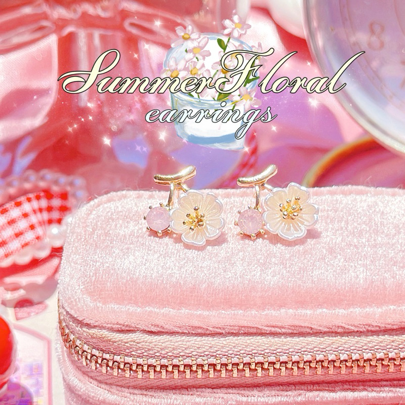 Usomelt.th - Summerfloral Earrings | ต่างหูดอกไม้สีขาว ตกแต่งเพทายสีชมพูพาสเทล