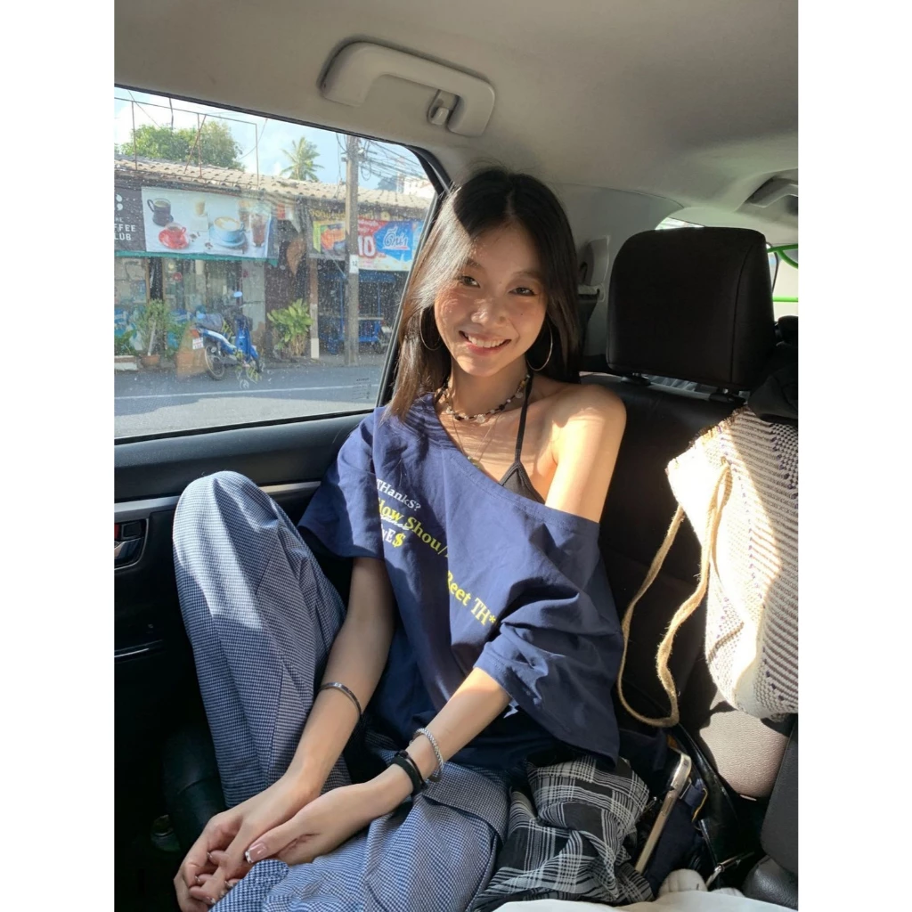 Oversize เสื้อยืดย้อนยุคอเมริกัน เสื้อปาดไหล่ ผ้านุ่ม สวมใส่สบาย สไตล์ลำลอง พิมพ์ลายตัวอักษร เหมาะสำหรับฤดูร้อน แขนสั้น