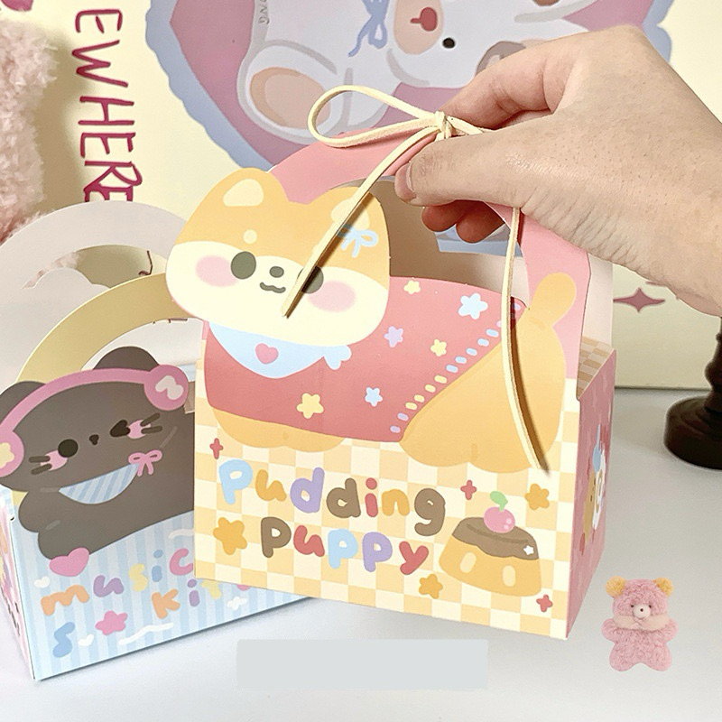 [พร้อมส่ง ]กล่องกระดาษของขวัญลายน่ารัก พร้อมหูหิ้ว | กล่องใส่ขนม กล่องใส่ของขวัญ ลายหมาน้อย-แมวสุดคิ้วท์