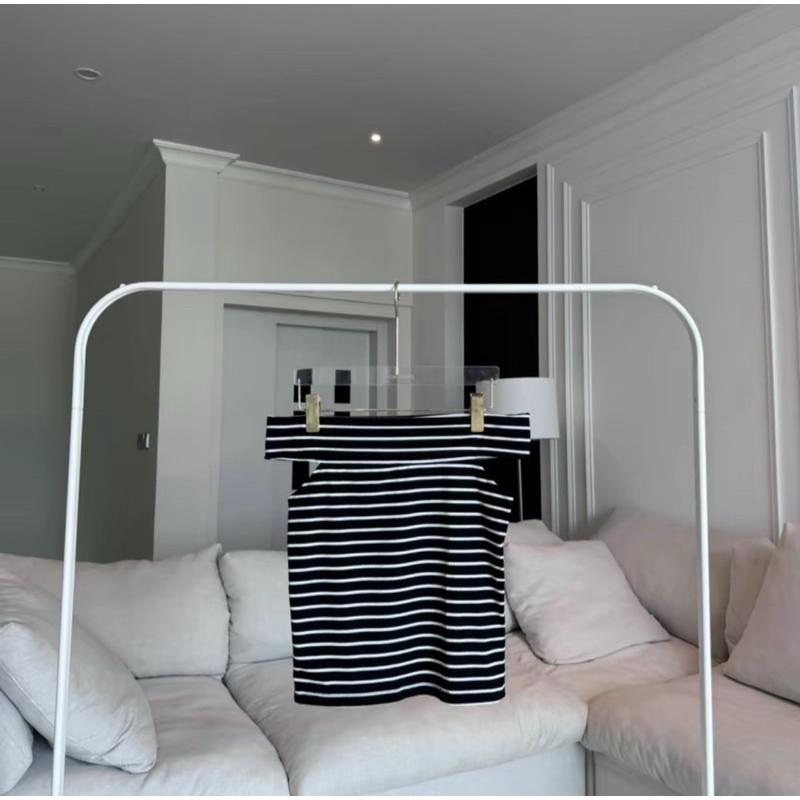 ส่งต่อ Phomthong เสื้อปาดไหล่ลายทางสีดำ