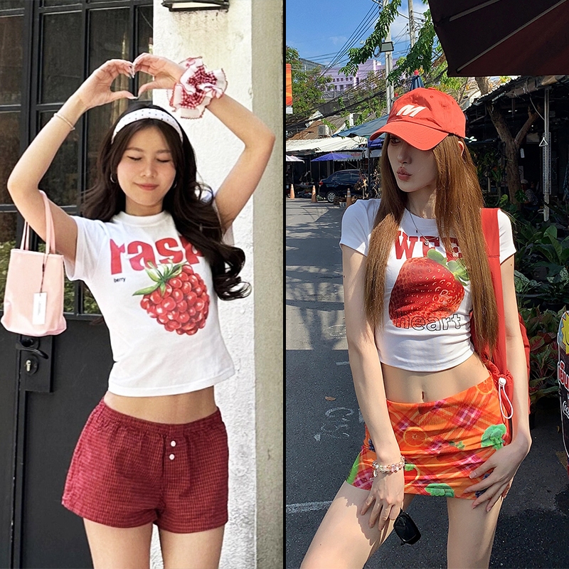 YOYO พร้อมส่ง🍓🍇เสื้อครอป เสื้อยืดสีขาว Y2Kสุดฮิตผู้หญิงแขนสั้น พิมพ์ผลไม้ ทรงรัดรูป น่ารัก ใส่สบาย สไตล์สาวเกาหลี