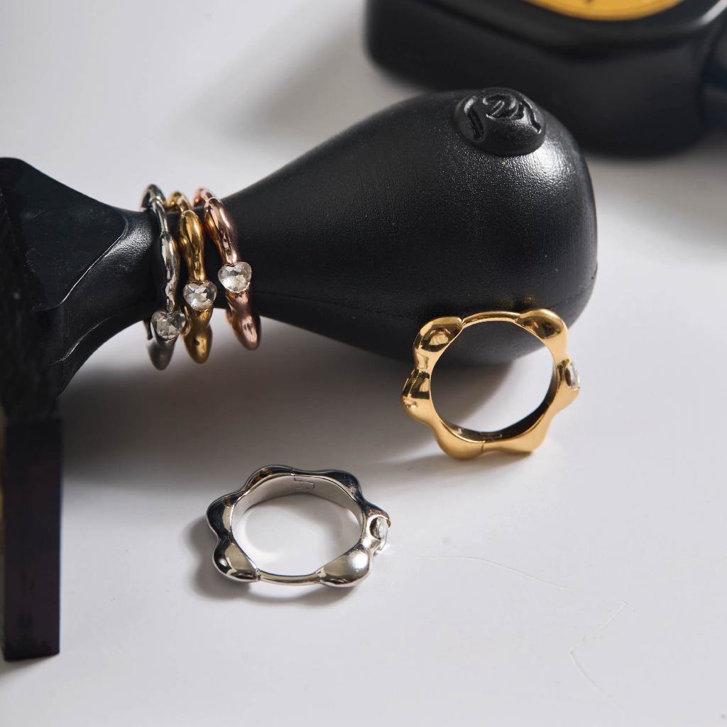 earika.earrings -  lovelily hoop ต่างหูห่วงเพชรหัวใจ วัสดุสแตนเลส (stainless steel) ใส่อาบน้ำได้ เหมาะสำหรับคนแพ้ง่าย