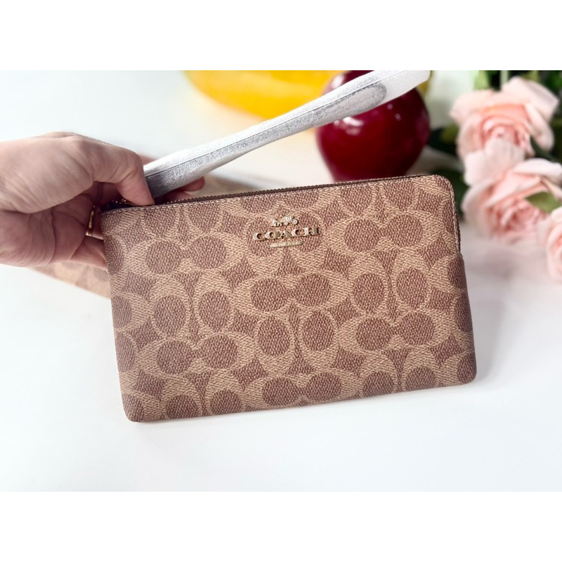 Coach cz277 กระเป๋าคล้องมือ ไซส์ L ซิปเดียวลายCสี Tan/Brown ขนาด 7.75“