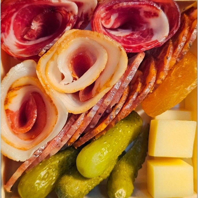 Charcuterie Box Size Small (1 Pax) Lomo, Coppa, Chorizo ชาคูเทอรี่ บ็อกซ์ (1 ที่) เนื้อหมูล้วน และชีสนำเข้าจากฝรั่งเศส