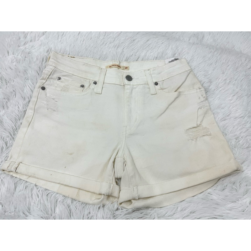 P89 กางเกงยีนส์ขาสั้น  L E V I S เอว30-32“สะโพก38-40”เป้า11“ ยาว12.5” เลอะด้านหลังนิดหน่อย ขาวครีม🎀