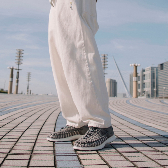 Keen รองเท้าผู้ชาย รุ่น Men's UNEEK O3 (STEEL GREY/STAR WHITE)
