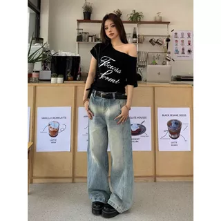 เสื้อยืดผู้หญิง เสื้อปาดไหล่ แขนสั้น เสือใส่สบาย โอเวอร์ไซส์ เสื้อเเขนสั้นผู้หญิง ผ้านิ่ม เข้ากับทุกสไตล์ได้ สไตล์วินเทจ